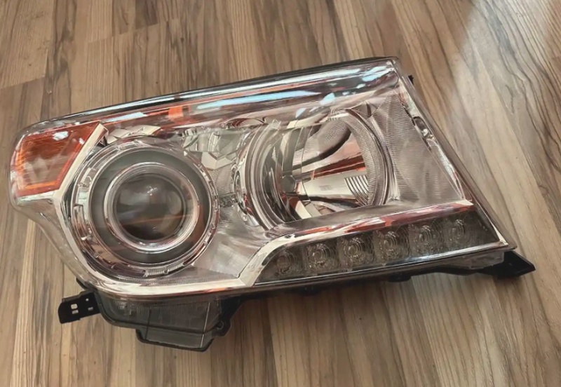 Передняя фара на Toyota LC200